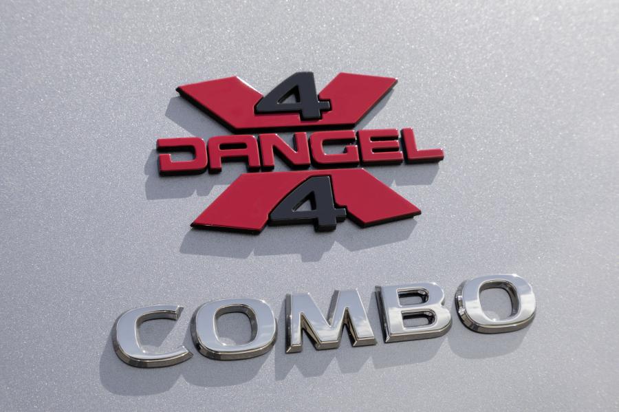 Логотип Opel Combo Cargo 4x4 2019 года  (фото 18 из 39)